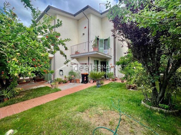 casa indipendente in vendita a Cascina in zona Titignano