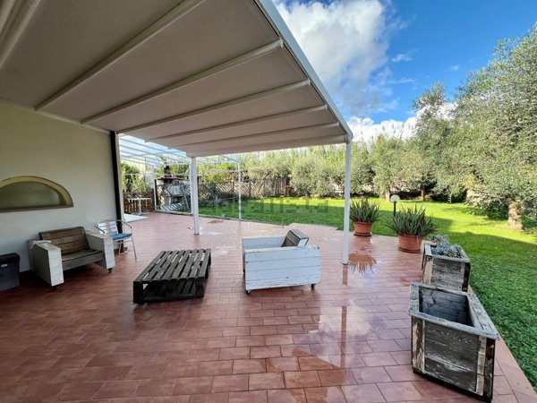 casa indipendente in vendita a Cascina in zona Visignano