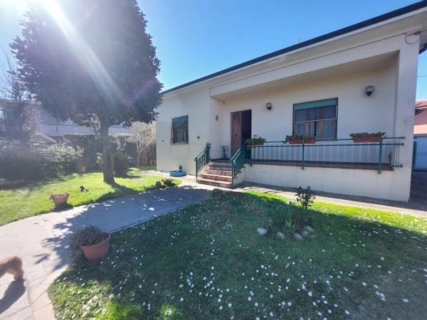 casale in vendita a Cascina