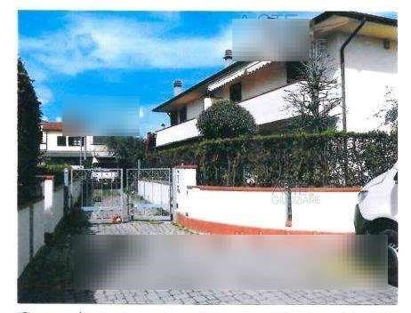 casa indipendente in vendita a Cascina