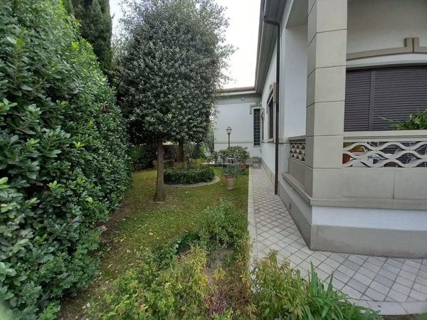 casale in vendita a Cascina