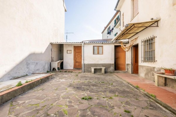 casale in vendita a Cascina in zona Laiano