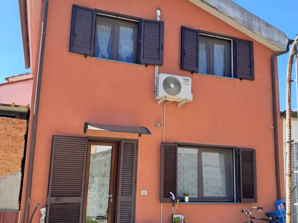 casa indipendente in vendita a Cascina in zona Titignano