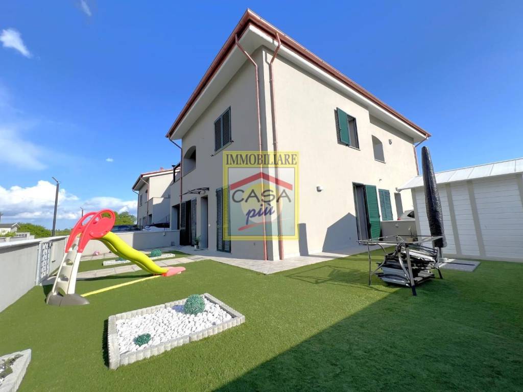 casa indipendente in vendita a Cascina in zona Navacchio