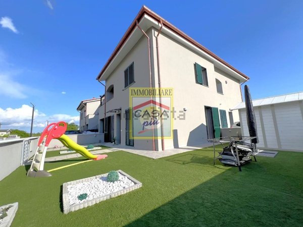 casa indipendente in vendita a Cascina in zona Navacchio