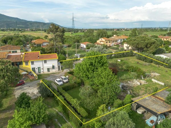 casa indipendente in vendita a Cascina in zona Latignano