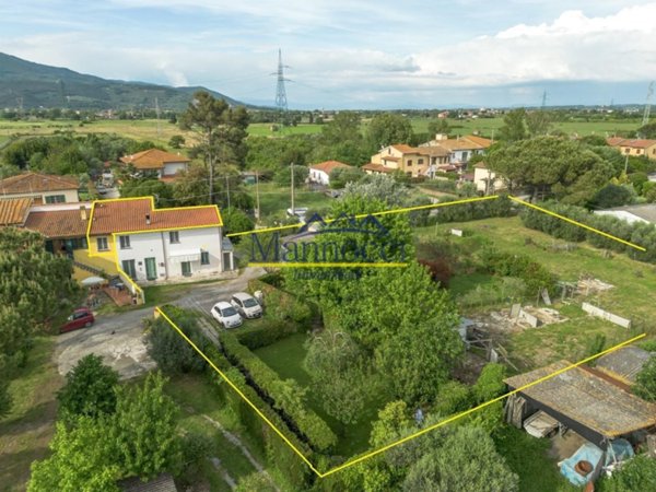 casa indipendente in vendita a Cascina in zona Latignano
