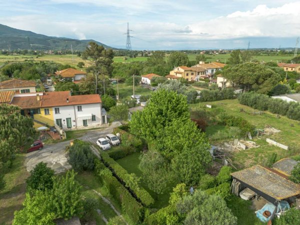 casa indipendente in vendita a Cascina in zona Latignano