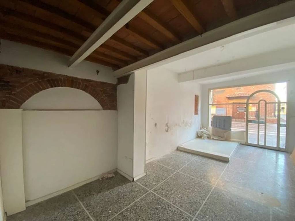 negozio in vendita a Cascina