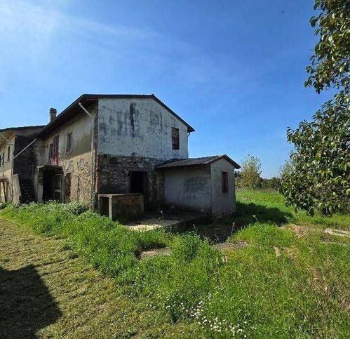 casa indipendente in vendita a Cascina in zona Latignano