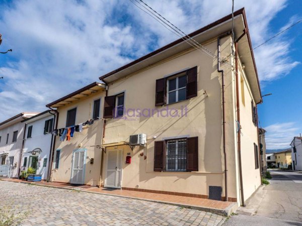 casa indipendente in vendita a Cascina in zona Navacchio