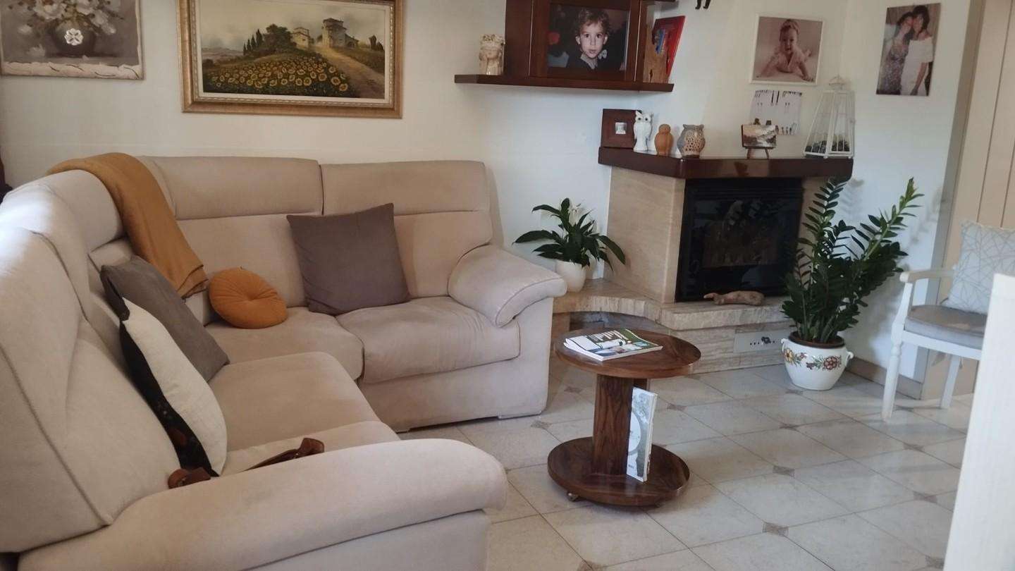 casa indipendente in vendita a Cascina