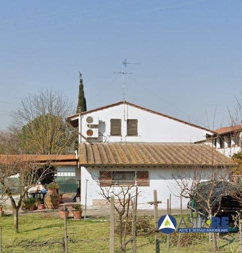 casa indipendente in vendita a Cascina in zona Latignano