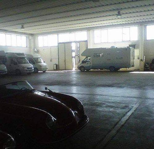 locale commerciale in vendita a Cascina