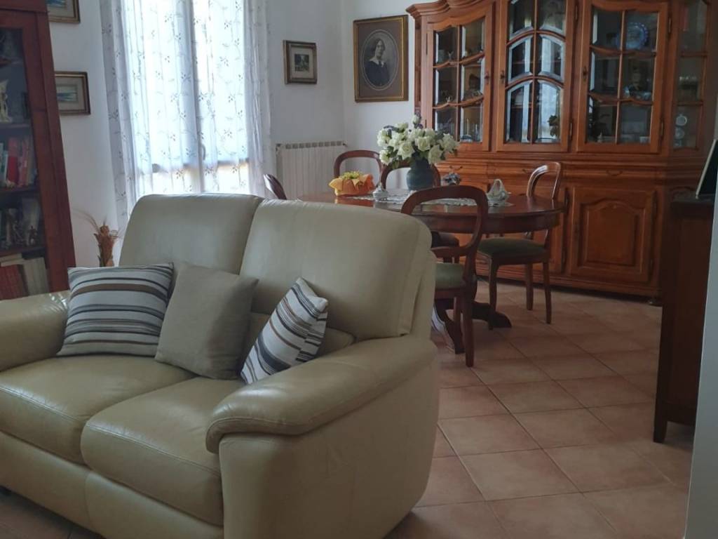 casa indipendente in vendita a Cascina in zona Latignano