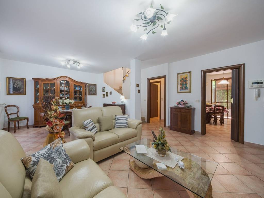 casa indipendente in vendita a Cascina in zona Latignano