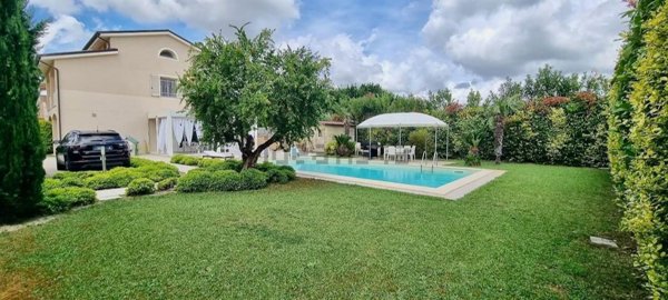 casa indipendente in vendita a Cascina in zona Visignano