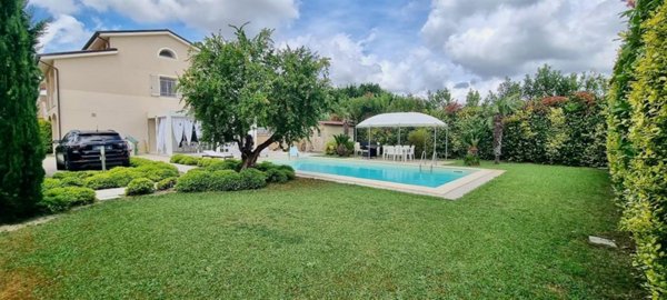 casa indipendente in vendita a Cascina in zona Visignano