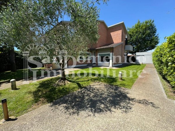casa indipendente in vendita a Cascina in zona Marciana