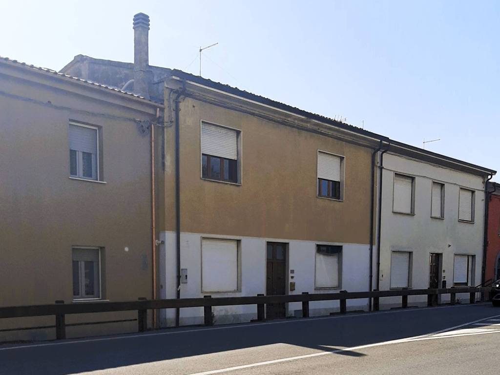 casa indipendente in vendita a Cascina in zona Titignano