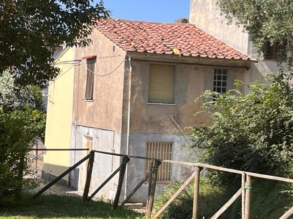 casa indipendente in vendita a Cascina in zona Laiano