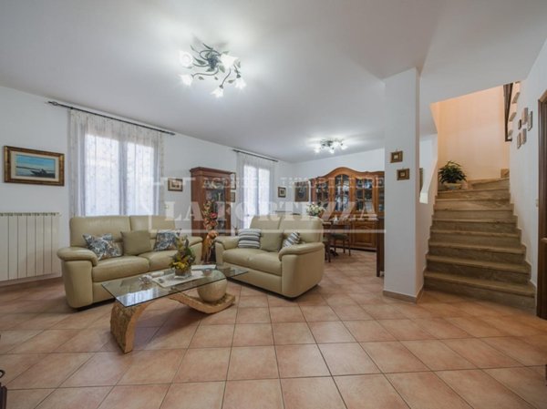 casa indipendente in vendita a Cascina in zona Latignano