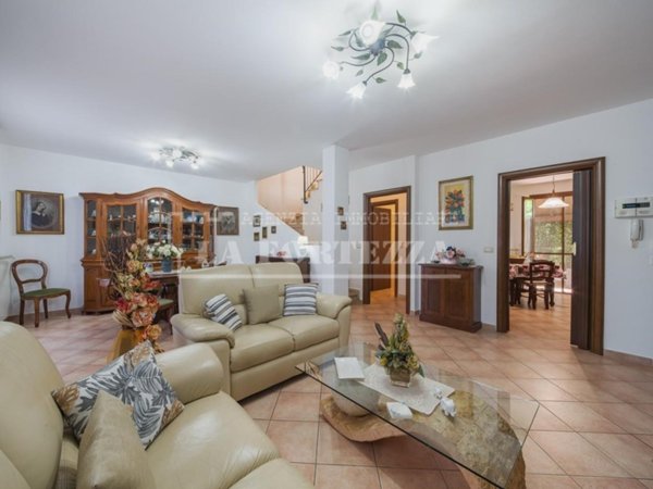 casa indipendente in vendita a Cascina in zona Latignano