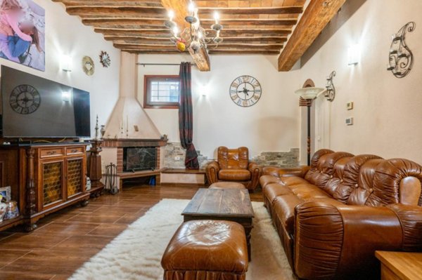 casa indipendente in vendita a Cascina in zona Marciana