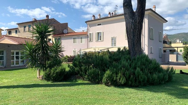 casa indipendente in vendita a Cascina in zona Marciana