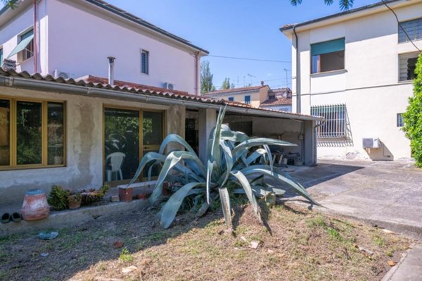 casa indipendente in vendita a Cascina