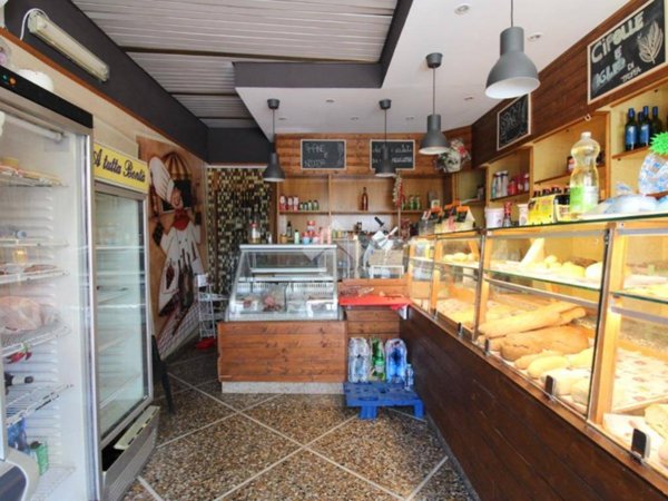 negozio in vendita a Cascina in zona Navacchio