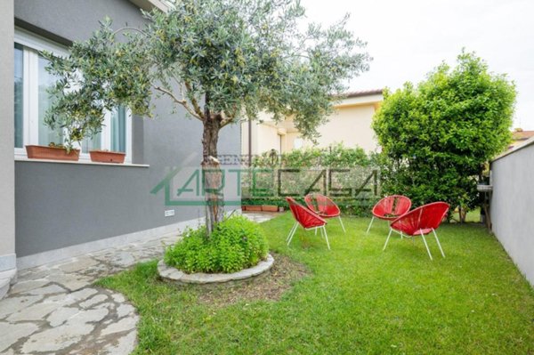 casa indipendente in vendita a Cascina in zona Titignano