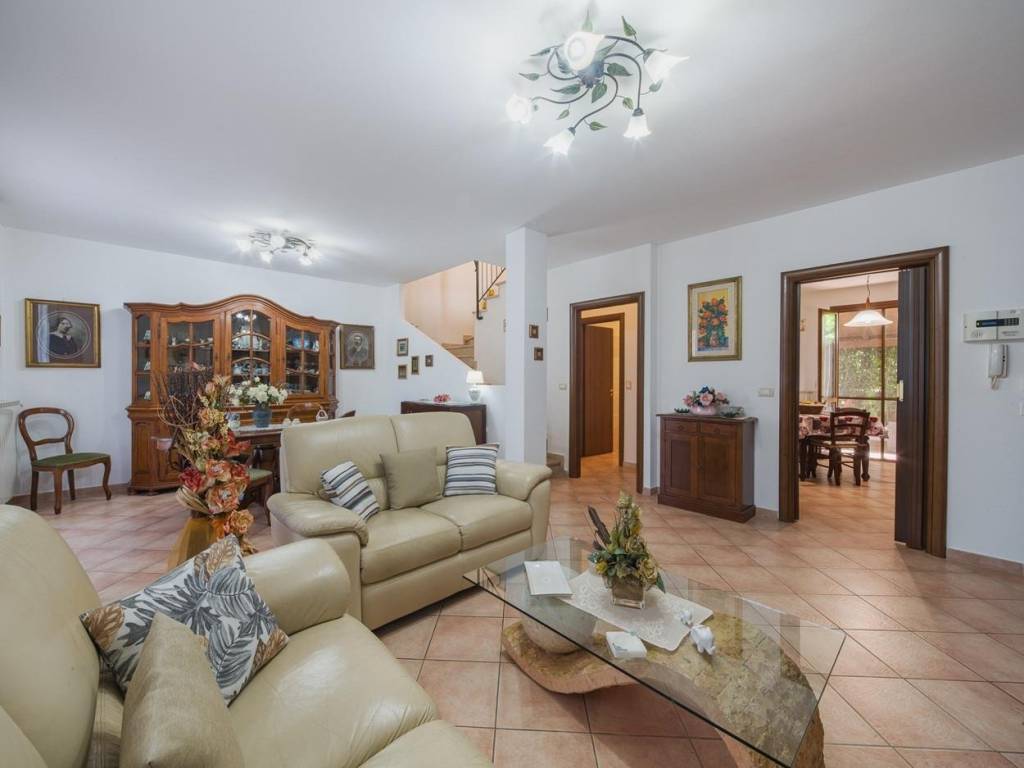 casa indipendente in vendita a Cascina in zona Latignano