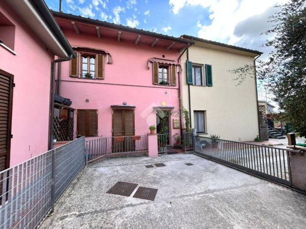 appartamento in vendita a Cascina in zona San Lorenzo a Pagnatico