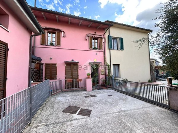appartamento in vendita a Cascina in zona San Lorenzo a Pagnatico