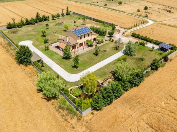 casa indipendente in vendita a Cascina
