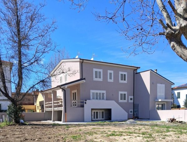 casa indipendente in vendita a Cascina in zona Marciana