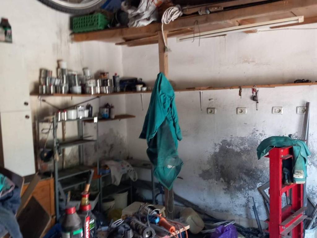 locale di sgombero in vendita a Cascina