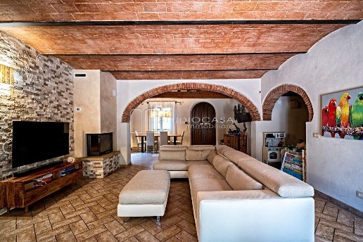 casa indipendente in vendita a Cascina in zona Latignano
