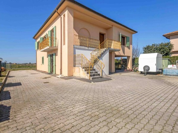 casa indipendente in vendita a Cascina in zona Latignano