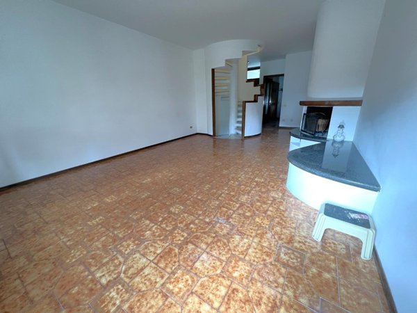 casa indipendente in vendita a Cascina
