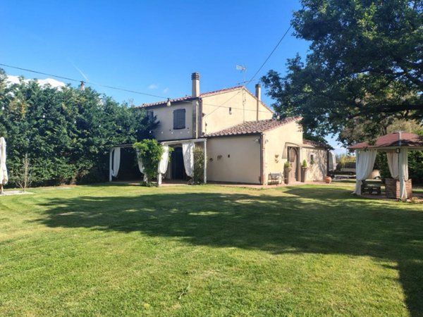 casale in vendita a Cascina in zona Latignano