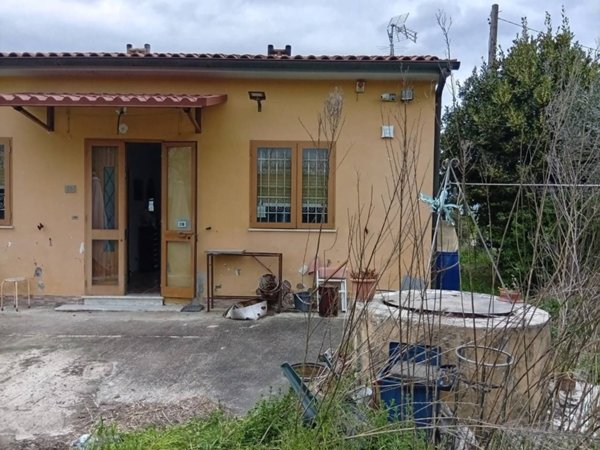 casa indipendente in vendita a Cascina