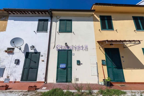casa indipendente in vendita a Cascina in zona Titignano