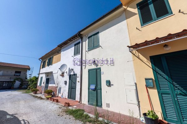 casa indipendente in vendita a Cascina in zona Titignano