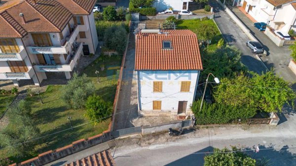 casa indipendente in vendita a Cascina