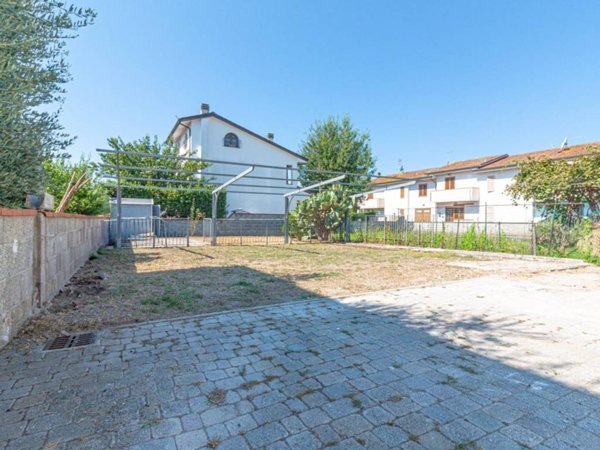 casa indipendente in vendita a Cascina in zona Visignano
