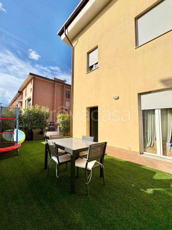 casa indipendente in vendita a Cascina