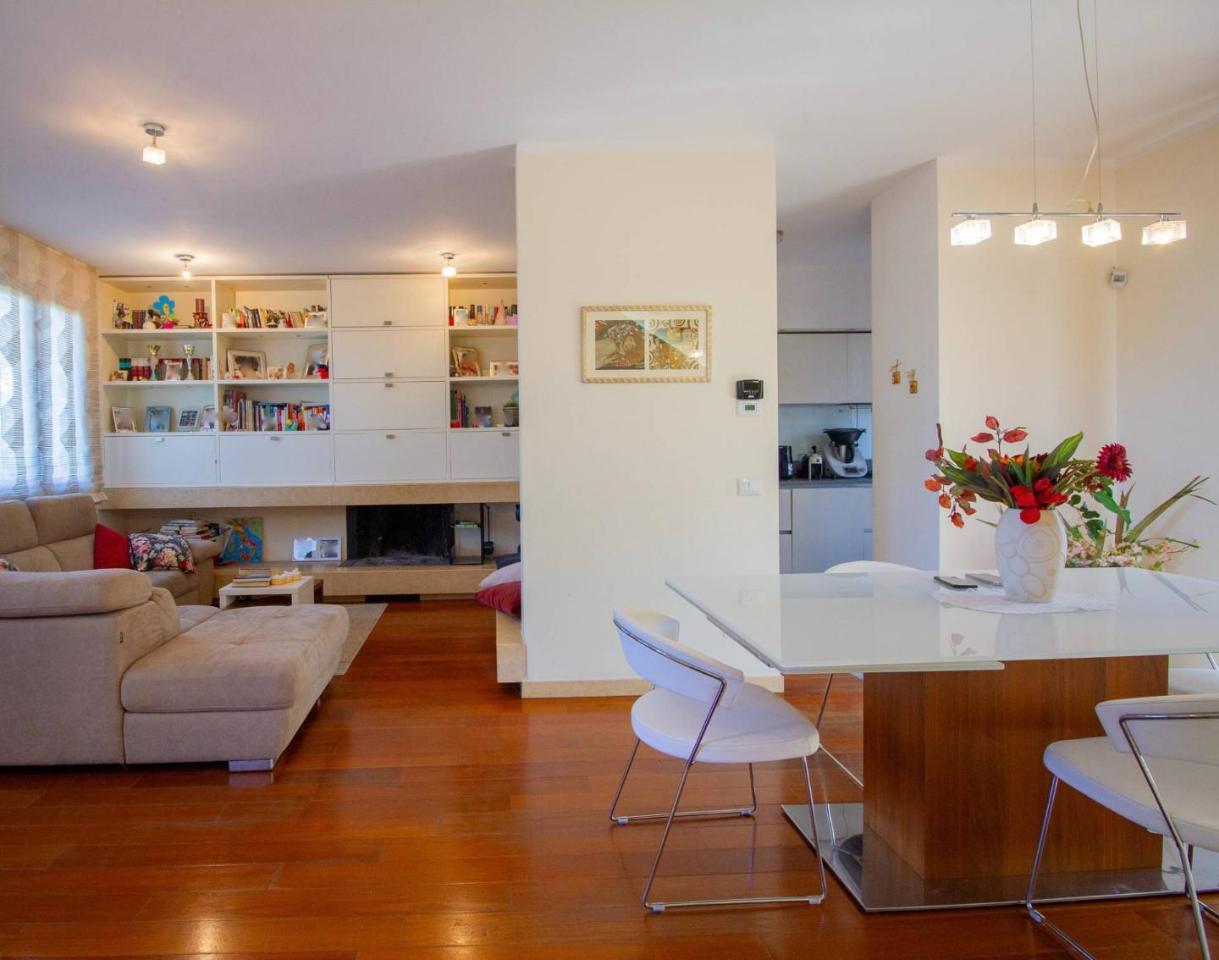 casa indipendente in vendita a Cascina in zona Latignano