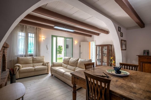 casa indipendente in vendita a Cascina in zona Latignano